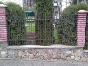 Сварные заборы с кирпичными столбами 80 метров