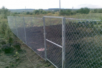 Забор из сетки рабицы в натяг с протяжкой арматуры 12 соток