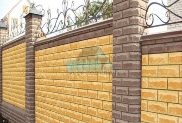 Кирпичный забор сплошной