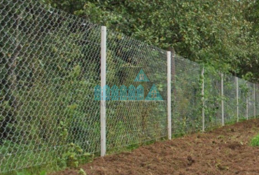 Забор из сетки рабицы в натяг с протяжкой арматуры