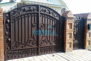 Кованые распашные ворота
