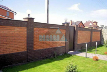 Кирпичный забор с камнем