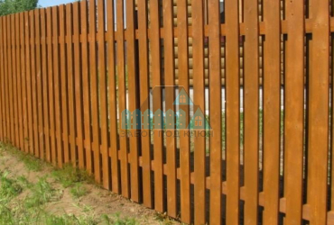 Деревянный забор из штакетника