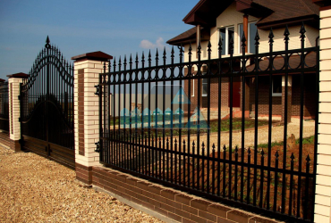 Кованые заборы с кирпичными столбами