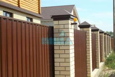 Забор из профнастила с кирпичными столбами