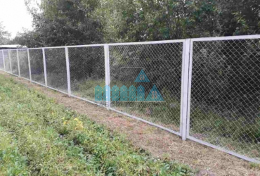 Забор из сетки рабицы в натяг секционный