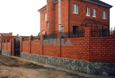 Кирпичный забор с ковкой